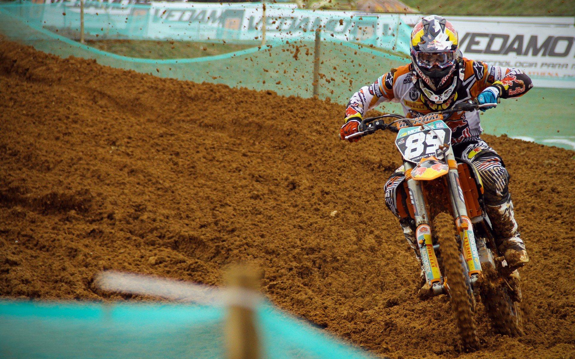 西甲焦点战，格列兹曼双响建功，巴萨客场2比1力克潜水艇