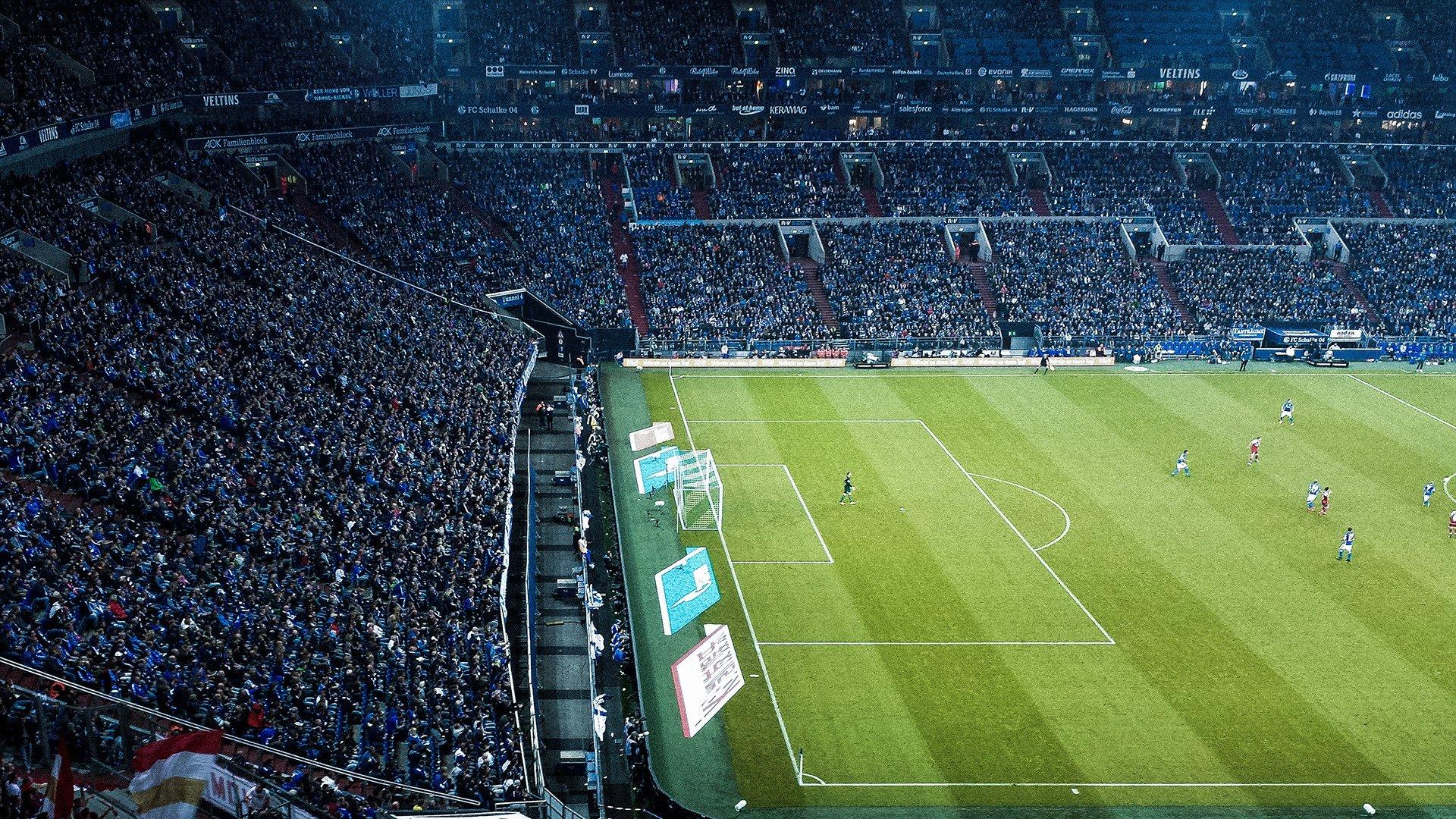 德甲温情时刻,勒沃库森球员失误踢中小球迷,赛后赠衣抚慰显担当